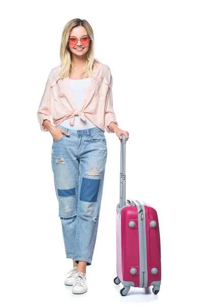 Glücklich reisende Frau mit Gepäck blickt in Kamera isoliert auf weiß — Stockfoto