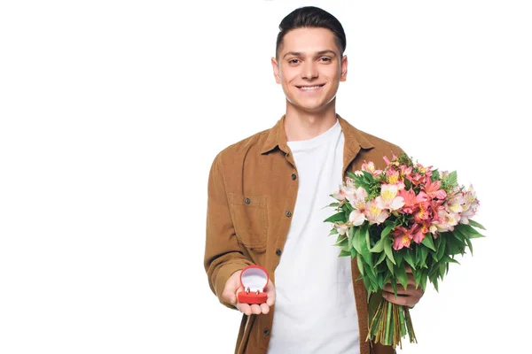 Glücklicher junger Mann mit Blumenstrauß macht Vorschlag isoliert auf weiß — Stockfoto