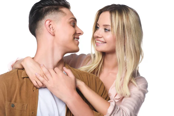 Glückliche junge Frau umarmt ihren Freund von hinten isoliert auf weiß — Stockfoto