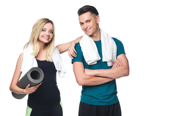 Junges sportliches Paar mit Handtüchern auf den Schultern und Yogamatte blickt isoliert auf weiße Kamera — Stockfoto