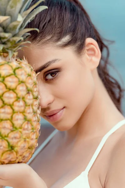 Portrait of young woman holding fresh pineapple — Stock Photo