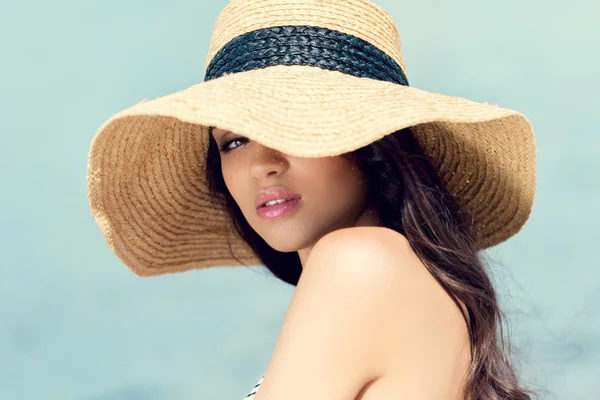 Attraente ragazza sensuale posa in cappello di paglia — Foto stock