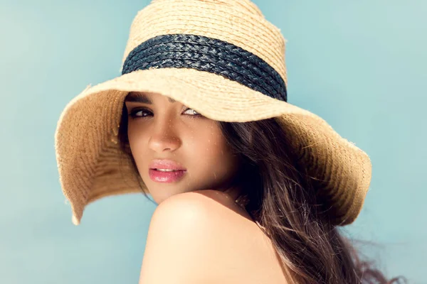 Attraente ragazza posa in cappello di paglia in estate — Foto stock