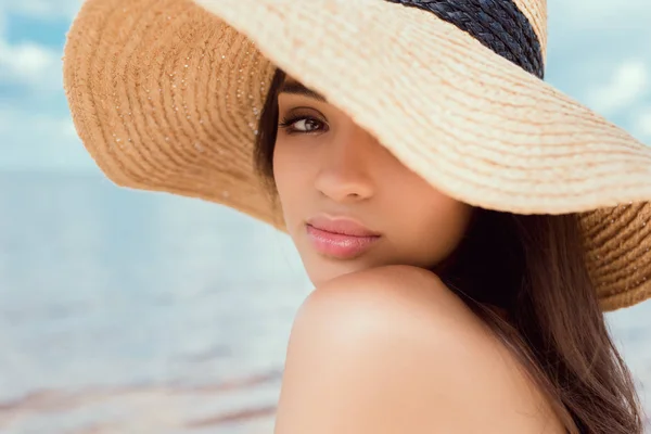 Приваблива біла дівчина позує в солом'яному капелюсі — стокове фото