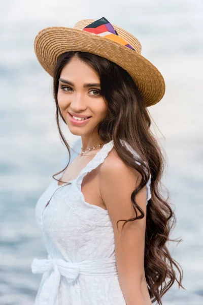 Glückliche junge Frau mit Strohhut im Sommer — Stockfoto