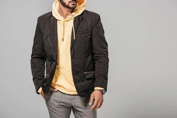 Abgeschnittenes Bild eines männlichen Modells im stylischen Herbst-Outfit isoliert auf grauem Hintergrund — Stockfoto