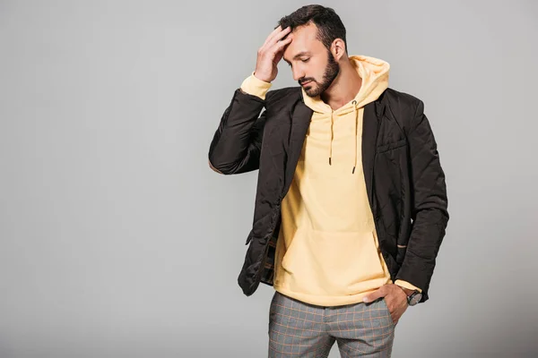 Joven en elegante traje de otoño posando aislado sobre fondo gris - foto de stock