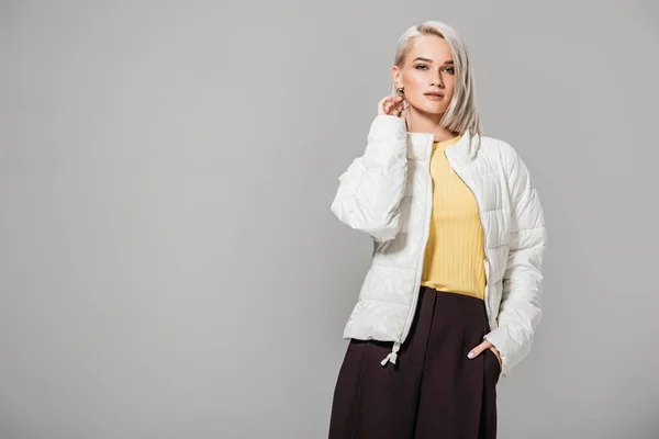 Attraktives weibliches Modell in stylischem Herbst-Outfit mit Blick auf Kamera isoliert auf grauem Hintergrund — Stockfoto