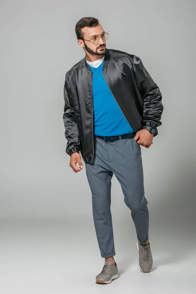 Modèle masculin à la mode en tenue d'automne élégante posant sur fond gris — Photo de stock