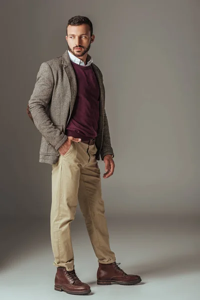 Hombre barbudo posando en elegante chaqueta de tweed de otoño, en gris - foto de stock