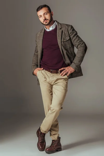 Bell'uomo elegante in posa in autunno giacca di tweed, su grigio — Foto stock