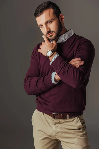 Hombre pensativo guapo posando en suéter de color burdeos, aislado en gris - foto de stock