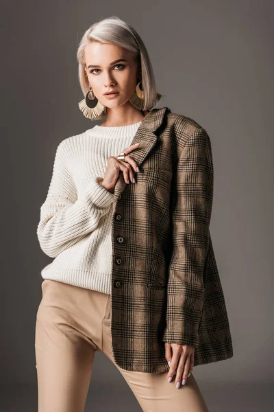 Elegante donna in posa con maglione bianco e giacca in tweed autunnale, su grigio — Foto stock