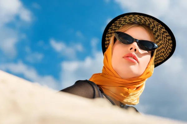 Menina bonita em óculos de sol da moda e chapéu elegante — Fotografia de Stock