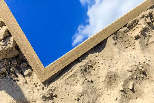 Draufsicht auf Spiegel mit Reflexion des blauen Himmels mit Wolke, liegend auf Sand — Stockfoto