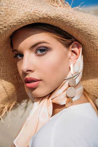 Красивая элегантная леди позирует в шелковом шарфе и соломенной шляпе для модной съемки — стоковое фото