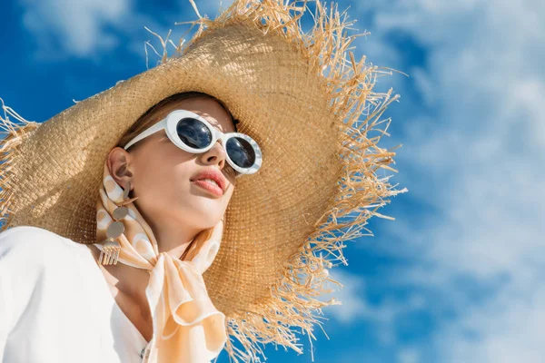 Menina bonita posando em óculos de sol na moda, cachecol de seda e chapéu de palha — Fotografia de Stock