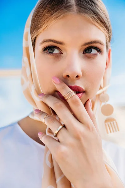 Hermosa joven posando en bufanda de seda - foto de stock