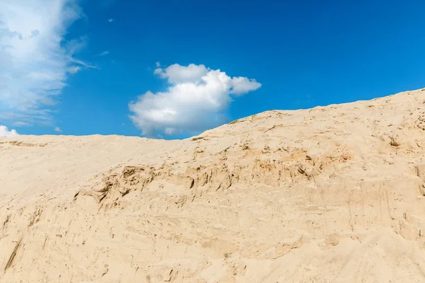 Краєвид з піщаною дюною, блакитним небом і хмарами — стокове фото