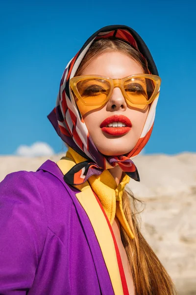 Portrait de la jeune femme élégante en lunettes de soleil jaune tendance — Photo de stock