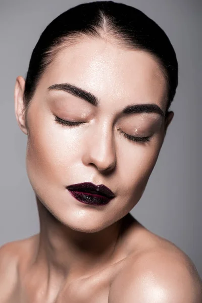 Attraente ragazza elegante con labbra nere e viso bagnato, isolato su grigio — Foto stock