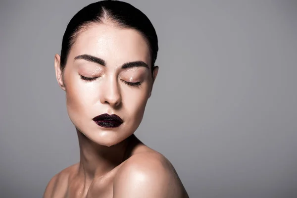 Retrato de hermosa chica con la cara húmeda y los ojos cerrados, aislado en gris - foto de stock