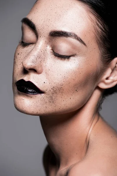 Ritratto di bella ragazza con labbra nere, occhi chiusi e lentiggini, isolata su grigio — Foto stock