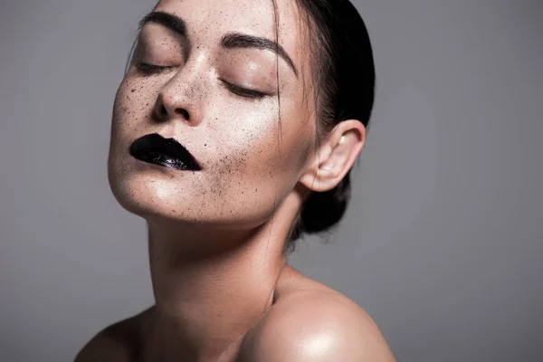 Portrait de fille nue tendre avec des lèvres noires et des taches de rousseur, isolé sur gris — Photo de stock