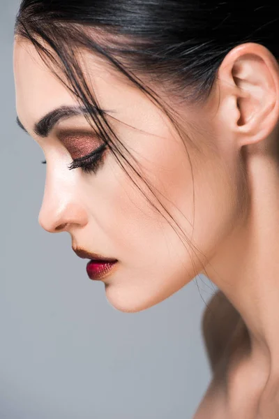 Portrait de profil de jolie fille avec maquillage, isolé sur gris — Photo de stock