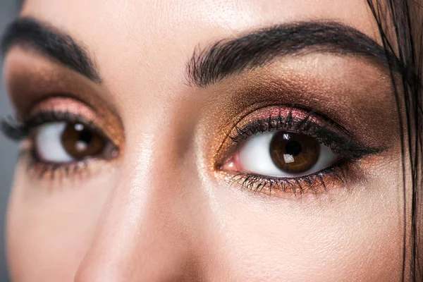 Gros plan de beaux yeux féminins avec maquillage — Photo de stock