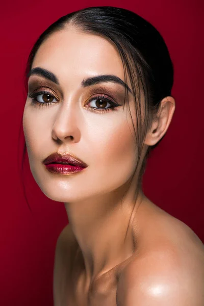 Retrato de hermosa chica desnuda con maquillaje, aislado en rojo — Stock Photo