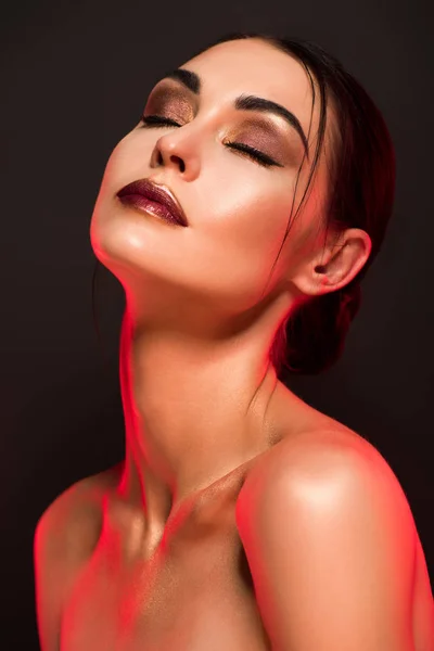 Portrait de fille sensuelle nue avec maquillage isolé sur gris, image tonique rouge — Photo de stock