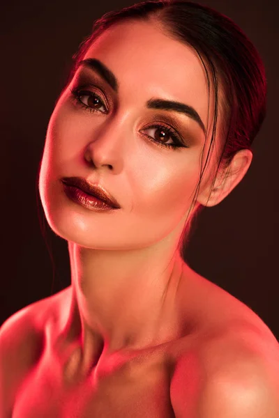 Portrait de beau modèle avec maquillage posant pour le tournage de mode, image tonique rouge — Photo de stock