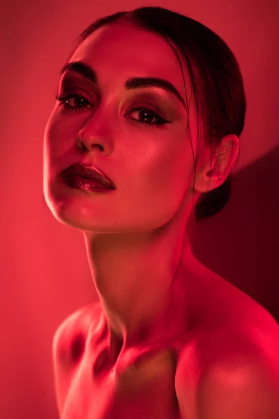 Portrait de jeune femme nue attrayante, image tonique rouge — Photo de stock