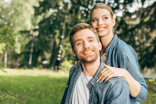 Nahaufnahme Porträt eines glücklichen jungen Paares, das Zeit miteinander im Park verbringt — Stockfoto