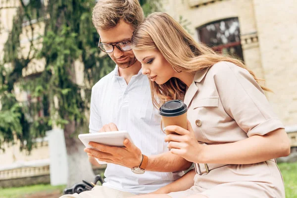 Elegante giovane coppia utilizzando tablet insieme vicino vecchio edificio — Foto stock