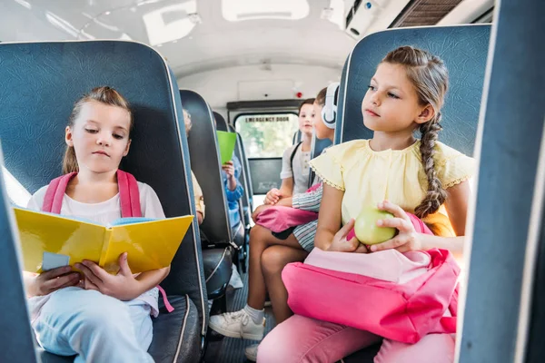 Groupe d'élèves en autobus scolaire pendant l'excursion scolaire — Photo de stock