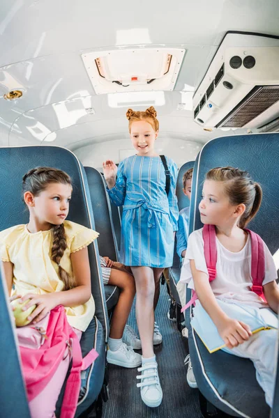 Gruppo di scolarette in età elementare che viaggiano su scuolabus — Foto stock