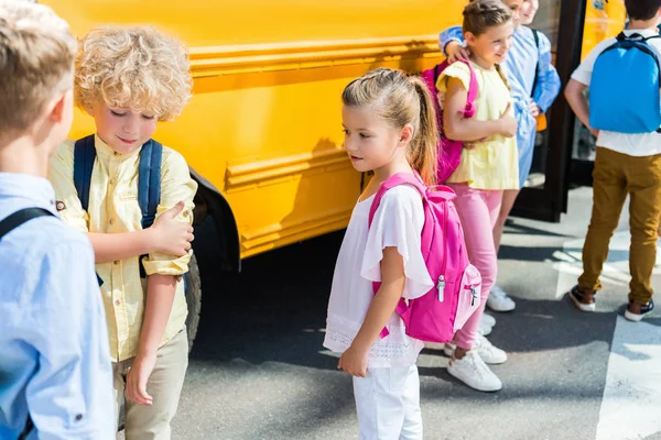 Група чарівних вчених, що стоять біля шкільного автобуса — стокове фото