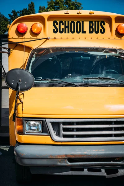 Autobús escolar amarillo americano tradicional en el estacionamiento - foto de stock