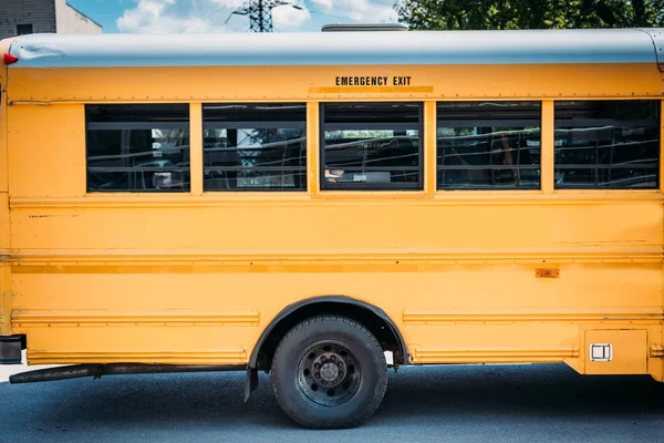 Vue latérale du bus scolaire vide stationné — Photo de stock