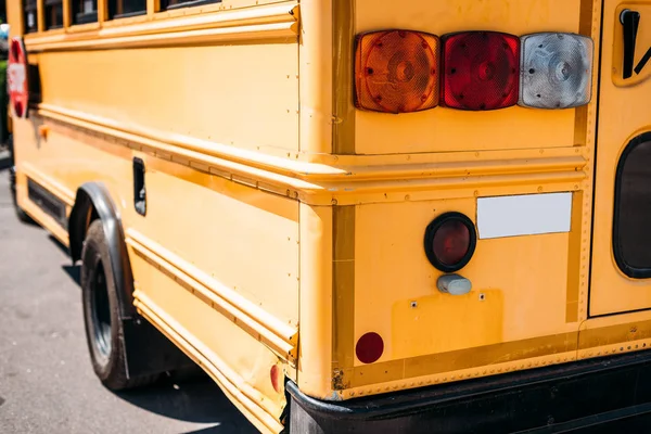 Rückansicht des traditionellen gelben Schulbusses — Stockfoto