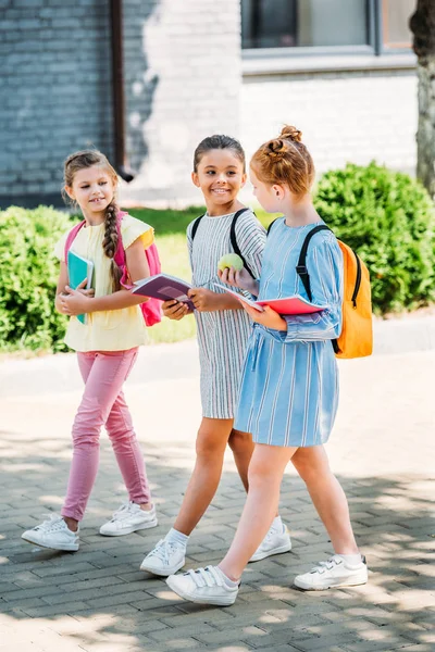 Gruppe schöner Schulmädchen, die nach der Schule zusammen laufen — Stockfoto