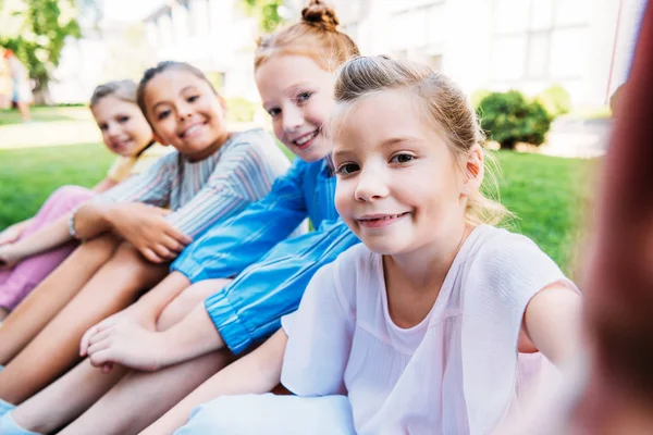 Grupo de colegialas felices tomando selfie mientras pasan tiempo juntos — Stock Photo