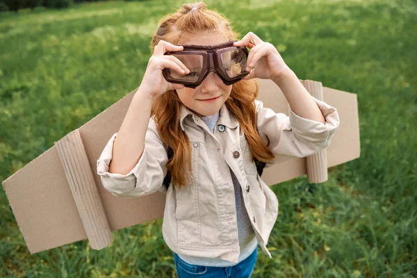 Портрет маленького ребенка в летнем костюме в защитных очках в летнем поле — стоковое фото