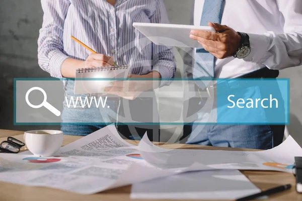 SEO-Manager, die mit Dokumenten und digitalem Tablet arbeiten, mit Suchleiste auf der Website — Stockfoto