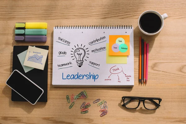 Top view of office supplies, sticky notes with leadership ideas — Stock Photo
