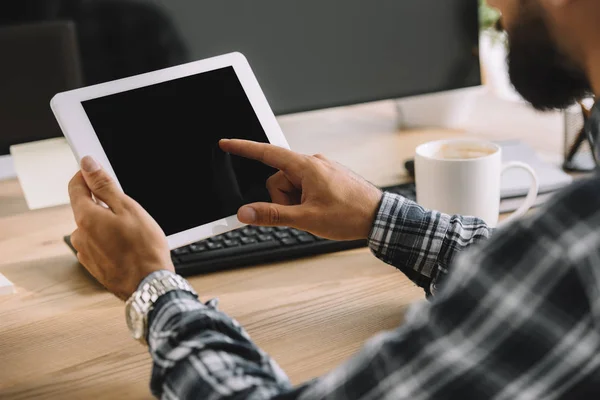 Tiro cortado de seo usando tablet com tela em branco no local de trabalho — Fotografia de Stock