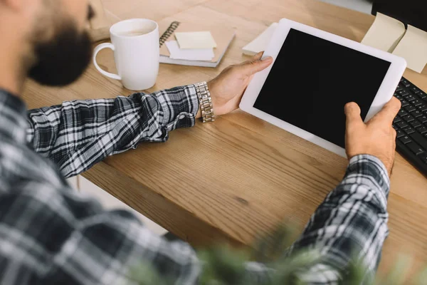 Schnappschuss von Mann mit Tablet mit leerem Bildschirm am Arbeitsplatz — Stockfoto