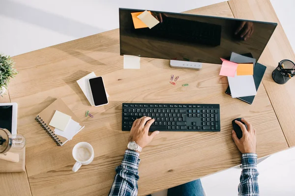 Recortado de seo utilizando la computadora con pantalla en blanco en el lugar de trabajo - foto de stock